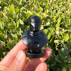 Estatua de Iron Man de obsidiana / Figura de Iron Man de cristal tallada a mano, coleccionable de superhéroe de Marvel, cristal de energía curativa para decoración del hogar imagen 16