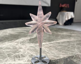 Cristal de cuarzo rosa con la Estrella Polar tallada sobre soporte/Cristal Polaris, Estrella Guía para la sanación, la guía espiritual y el chakra del corazón/dirección del amor.