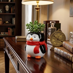 Puede incluir: Un letrero de madera hecho a mano con la palabra "Welcome" en una fuente juguetona. El letrero pintado de blanco tiene un acabado envejecido y un pequeño corazón decorativo. Para uso interior o exterior.