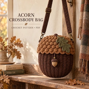 Puede incluir: Un bolso bandolera de ganchillo con forma de bellota, base marrón oscuro y tapa texturizada marrón claro. Incluye un detalle de hoja verde, un pequeño dije de bellota y una correa marrón. El texto dice ACORN CROSSBODY BAG CROCHET PATTERN PDF.