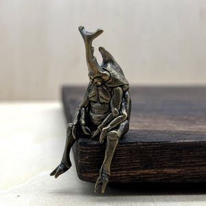 真鍮製のカブトムシの置物、座っている昆虫の彫刻、机の端に掛ける装飾、ユニークで面白いミニ像、彼/彼女へのギフト、カスタムカードもご用意できます