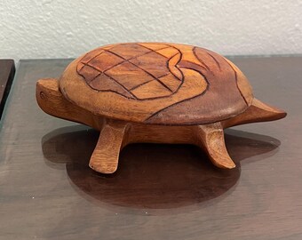 Caja de baratijas vintage de madera tallada a mano en Aruba con forma de tortuga, detalles grabados, 6 pulgadas.
