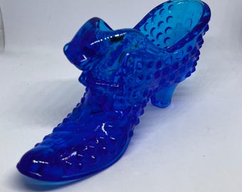 Zapatilla vintage de cristal azul cobalto con estampado de tachuelas de Fenton y cabeza de gato.