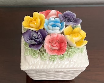Caja de baratijas cuadrada vintage de I.W. Rice & Co. con estampado floral colorido y cesta japonesa.