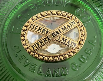 Exclusivo broche Pierre Balmain con logo de cristal en tono dorado / Alta costura francesa de los años 70 / Joyería vintage de diseño elegante y sofisticado, al estilo de la alta sociedad parisina.