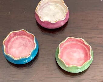 Juego de 3 mini cuencos de cerámica coloridos, platos decorativos hechos a mano, decoración bohemia campestre en tonos pastel, cuencos para salsas, linda idea de regalo, bodegas
