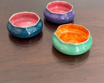 Juego de 3 mini cuencos de cerámica coloridos, platos decorativos hechos a mano, decoración bohemia campestre en tonos pastel, cuencos para salsas, bonito salero de regalo.
