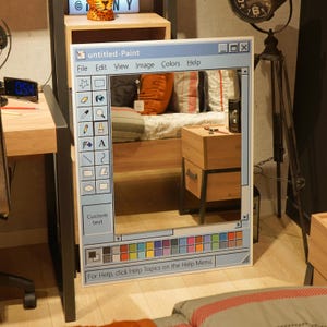Puede incluir: Un espejo rectangular enmarcado para parecerse a una ventana de programa inform&aacute;tico, con el t&iacute;tulo "untitled-Paint" en la parte superior. El marco es azul claro con una barra de herramientas a la izquierda y una paleta de colores en la parte inferior. El texto "For Help, click Help Topics on the Help Menu" es visible.