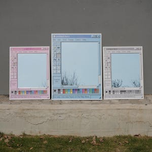 Puede incluir: Un letrero de madera rústico con el texto "Welcome to our home" en letras blancas. El letrero presenta un acabado envejecido y un diseño simple y acogedor, ideal para la decoración de la puerta principal.