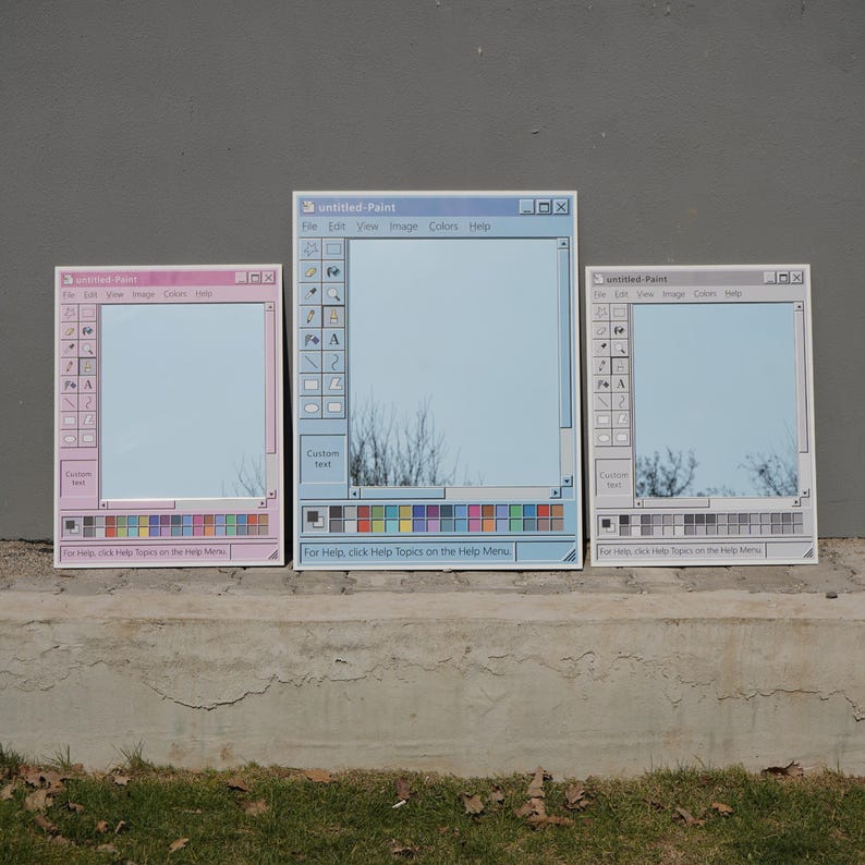 Op de afbeelding: Een rustiek houten bord met de tekst "Welcome to our home" in witte letters. Het bord heeft een verweerde afwerking en een eenvoudig, uitnodigend ontwerp, perfect voor voordeurdecoratie.