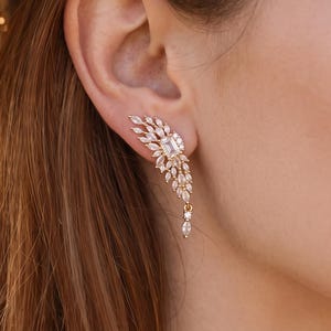 Pendientes colgantes con forma de ala, chapados en oro de 18 quilates, pendientes largos llamativos, pendientes largos brillantes para uso diario, elegantes pendientes de novia, joyería para bodas.
