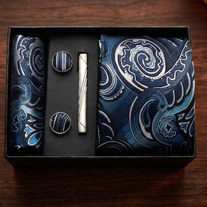 Peut inclure: Un ensemble de trois tasses en céramique avec une finition mate et mouchetée. Les tasses sont dans des tons crème, marron clair et marron foncé. Chaque tasse a un design simple et minimaliste, parfait pour le café ou le thé.