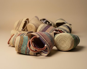 Cesta pequeña U-Shopper Bolga – Bolso africano de paja tejido a mano con asa de cuero