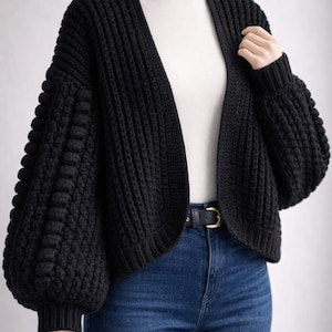 Modèle de cardigan au crochet pour femme à manches pompons noir, blanc et modèles de cardigan en grosse maille