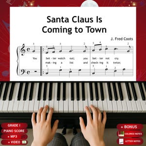Può includere: Una tastiera di pianoforte con spartito di "Santa Claus Is Coming to Town" visualizzato sopra. Lo spartito include note musicali e testi. L'immagine mostra anche le mani di una persona che suona il pianoforte.