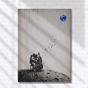 Puede incluir: Una impresión en blanco y negro representa a un astronauta tocando el violonchelo en una superficie lunar. Notas musicales flotan hacia un globo azul. La obra de arte tiene un aspecto vintage y texturizado, sobre un fondo neutro.