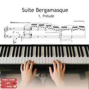 Op de afbeelding: Een pianoklavier met bladmuziek voor "Suite Bergamasque 1. Prélude" van Claude Debussy. De bladmuziek staat boven het klavier en een paar handen bespelen de piano. De afbeelding bevat de tekst "PIANO SCORE + MP3 + VIDEO".