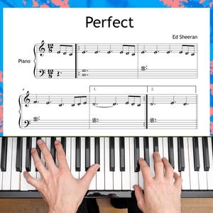 Può includere: Uno spartito intitolato Perfect di Ed Sheeran per pianoforte, con notazione musicale nera su sfondo bianco con un tempo di 12/8, posizionato sopra una tastiera di pianoforte bianca e nera con tasti premuti dalle mani.