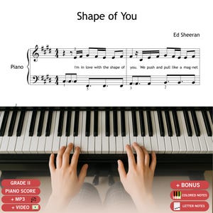 Può includere: Spartito per pianoforte di "Shape of You" di Ed Sheeran. L'immagine mostra una tastiera di pianoforte con le mani che suonano la musica. Lo spartito è visibile sopra la tastiera, con il titolo della canzone e il nome dell'artista. Testo aggiuntivo: "Grade II Piano Score" e "+ Bonus".
