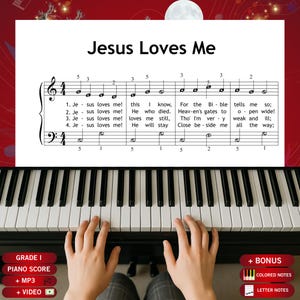 Peut inclure: Un clavier de piano avec une partition musicale intitulée "Jesus Loves Me" affichée au-dessus. La partition comprend des notes de musique et des paroles. L'image montre également les mains d'une personne jouant du piano, avec du texte supplémentaire en bas.