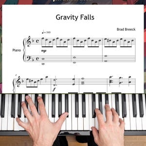 Può includere: Spartito per pianoforte di "Gravity Falls" di Brad Breeck. Lo spartito presenta note e testo neri su sfondo bianco. I tasti del pianoforte sono bianchi e neri e le mani di una persona suonano il pianoforte.