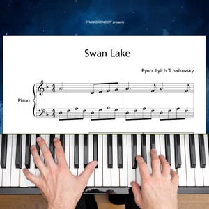 Puede incluir: Un teclado de piano con teclas negras y blancas. La partitura de "El lago de los cisnes" de Piotr Ilich Chaikovski es visible encima de las teclas. Las manos de una persona están tocando el piano.
