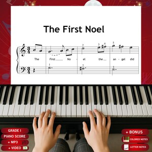 Puede incluir: Una página de partitura titulada The First Noel con notación musical negra sobre fondo blanco, que incluye claves de sol y fa, letra y numeración de dedos, situada sobre un teclado de piano en blanco y negro visible.