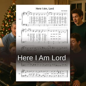 Puede incluir: Partitura titulada "Here I Am, Lord" de Dan Schutte, con notas musicales y letras. La imagen muestra a un grupo de personas cantando, con un árbol de Navidad al fondo. El texto "Here I Am Lord" se muestra de forma destacada.