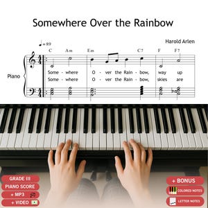 Könnte beinhalten: Eine Klaviertastatur mit schwarzen und weißen Tasten und Noten für Somewhere Over the Rainbow von Harold Arlen. Die Partitur enthält Liedtext, Akkordsymbole und ein Tempo von 89. Rote Etiketten zeigen Grad III, MP3, Video und Bonusnoten an.