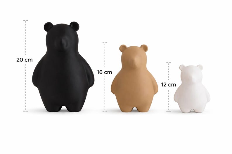 Pu&ograve; includere: Tre statuette di orsi in nero, beige e bianco. L'orso nero &egrave; alto 20 cm, l'orso beige 16 cm e l'orso bianco 12 cm. Gli orsi hanno un design minimalista con corpi arrotondati e piccole orecchie.