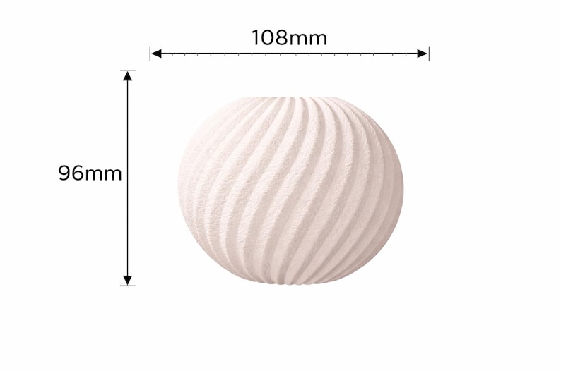 Puede incluir: Un jarr&oacute;n decorativo esf&eacute;rico blanquecino con un patr&oacute;n arremolinado texturizado. El jarr&oacute;n tiene 10,8 cm de di&aacute;metro y 9,6 cm de alto. El dise&ntilde;o presenta l&iacute;neas curvas verticales que crean una sensaci&oacute;n de movimiento. El jarr&oacute;n es adecuado para la decoraci&oacute;n del hogar.