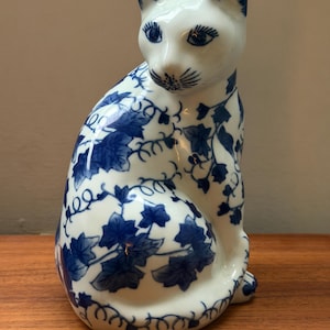 Vintage Chinoiserie Blue and White Ceramic Cat, Hand Painted Cobalt Ivy Pattern Porcelain Cat Statue, Late 20th Century Decor