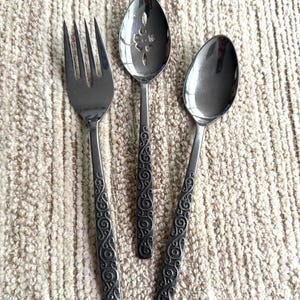 Cubiertos vintage Riviera Cordova de acero inoxidable / Diseño de volutas y vides ennegrecidas / Tenedor, cuchara ranurada, cucharilla de té / Japón de mediados de siglo, década de 1970