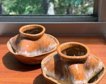 Set van twee vintage MCM Studio Pottery kandelaars | Flambé oranje druppelglazuur | Kandelaars met geribbelde stervormige voet | Aardse retro decoratie