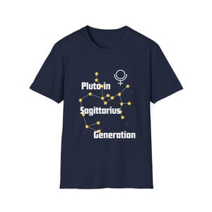 Könnte beinhalten: Marineblaues T-Shirt mit einem Sternbild-Design und dem Text "Pluto in Sagittarius Generation". Das Design zeigt gelbe Sterne und weißen Text. Ein Symbol befindet sich über dem Text.