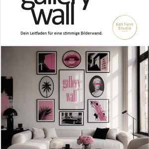 Könnte beinhalten: Ein Wohnzimmer mit einer Bilderwand mit gerahmter Kunst in Schwarz, Weiß und Rosa. Die Worte "gallery wall" sind in Rosa dargestellt. Ein weißes Ecksofa, ein schwarzer Marmor-Couchtisch und eine Vase mit rosa Blumen vervollständigen die Szene.