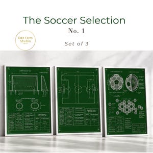 Könnte beinhalten: Set aus drei gerahmten grünen Fußball-Blaupausen-Drucken. Jeder Druck zeigt detaillierte Diagramme von Fußballfeldlayouts, Torstrukturen und Ballquerschnitten. Der Text lautet "The Soccer Selection No. 1 Set of 3."