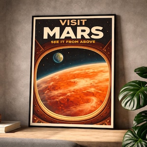 Puede incluir: Póster enmarcado con un tema de viaje vintage. El póster presenta las palabras "VISIT MARS" sobre la frase "SEE IT FROM ABOVE". La imagen muestra una vista de Marte a través de una ventana circular, con un planeta más pequeño en el fondo. La paleta de colores incluye naranja, marrón y azul.
