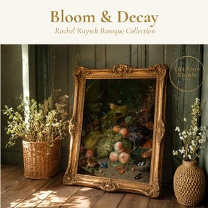 Könnte beinhalten: Ein gerahmtes Stillleben-Gemälde mit einem goldenen, verzierten Rahmen, das eine Vielzahl von Früchten und Insekten zeigt. Das Gemälde trägt den Titel "Bloom & Decay" und ist Teil der Rachel Ruysch Barock-Kollektion. Das Bild steht vor einem rustikalen Holzboden und einer grünen Wand.