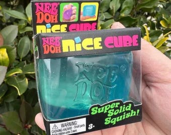 Needoh, un bonito cubo de juguete blando, azul, rosa y morado, una pelota antiestrés satisfactoria y genial.