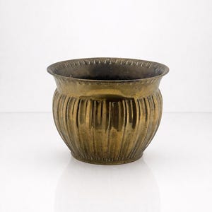 Maceta/jardinera de latón vintage con diseño acanalado.