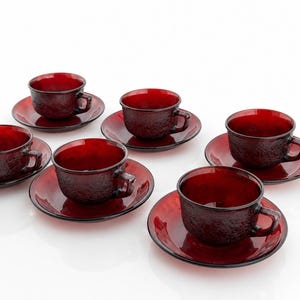 Service à thé Arcoroc Sierra de 6 tasses et soucoupes – verre rouge rubis – vintage