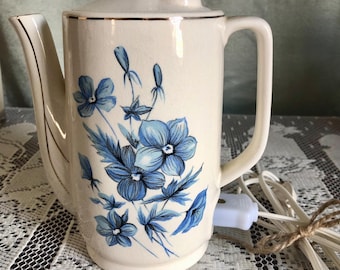 Teiera elettrica in porcellana giapponese vintage di metà XX secolo con decorazione floreale blu.