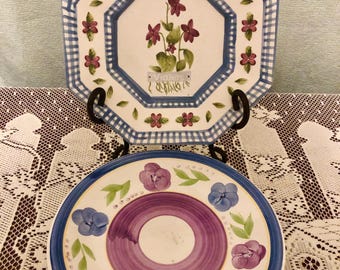 Set di (2) piatti decorativi spaiati con motivo floreale primaverile e violette, vintage anni '90.