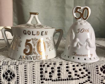 Juego de dos piezas de azucarero y campana de té Norcrest "Golden 50th Anniversary" de mediados del siglo XX.