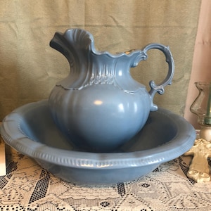 Juego de jarra y lavabo de cerámica Arnel's de estilo victoriano en tonos azul aciano pastel y blanco, estilo vintage de los años 70 (tamaño grande).
