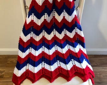 Piccola coperta decorativa vintage anni '70 afghana con motivo a chevron "stile patriottico americano" all'uncinetto.