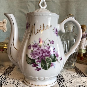 Puede incluir: Juego de tres tazas de cerámica con acabado mate moteado. Las tazas son de color crema, gris claro y gris oscuro. Diseño sencillo y minimalista, ideal para café o té.