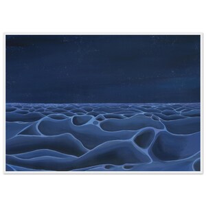 Puede incluir: Una pintura abstracta representa un cielo nocturno azul oscuro salpicado de estrellas sobre un paisaje de formas onduladas, similares a olas, en tonos azules. La obra evoca una sensación de profundidad y tranquilidad.