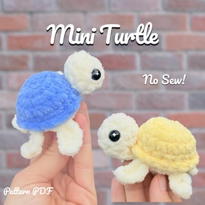 Puede incluir: Dos pequeñas figuras de tortuga tejidas a ganchillo con hilo suave. Una tortuga tiene un caparazón azul y la otra uno amarillo, ambas con cabezas y extremidades de color crema. El texto "Mini Turtle", "No Sew!" y "Pattern PDF" es visible.